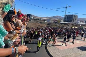 Una marea humana 'canta' al Carnaval por las calles de Telde/TA, Jesús Ruiz Mesa, Francisco Javier Santana, Antonio Alí y C7..
